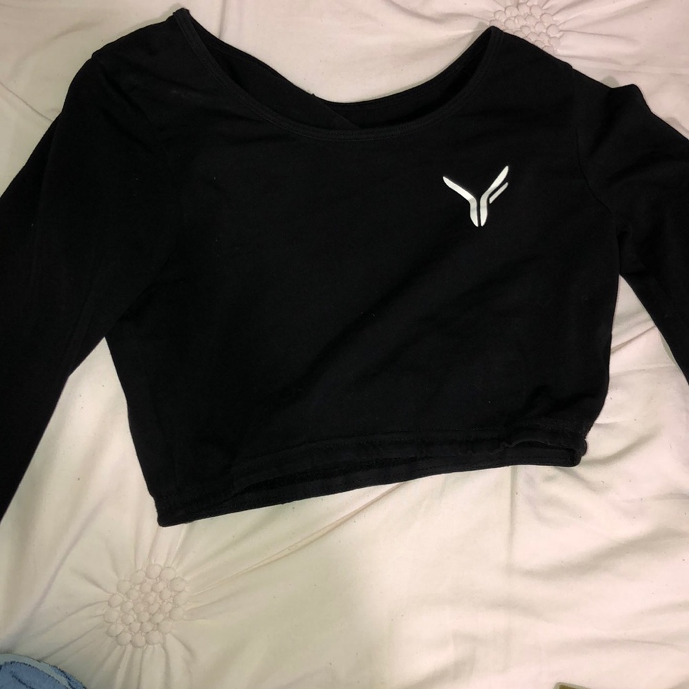 croped long sleeve work out long sleeve shirt